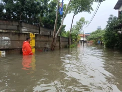 Banjir Genangi 38 Ruas Jalan, BPBD DKI Jakarta Kerahkan Personel dan Siagakan Perahu Karet
